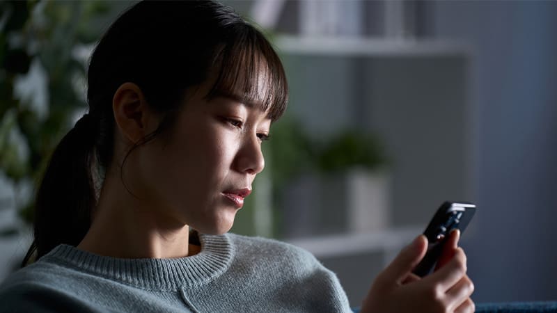競馬予想サイトが当たらなくて落ち込む女性