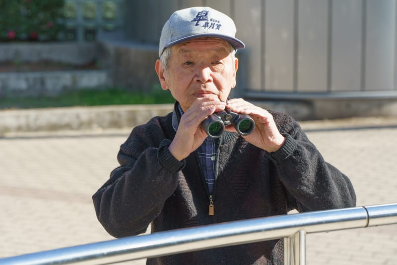 パドックで相馬眼を光らせる鶴谷義雄氏