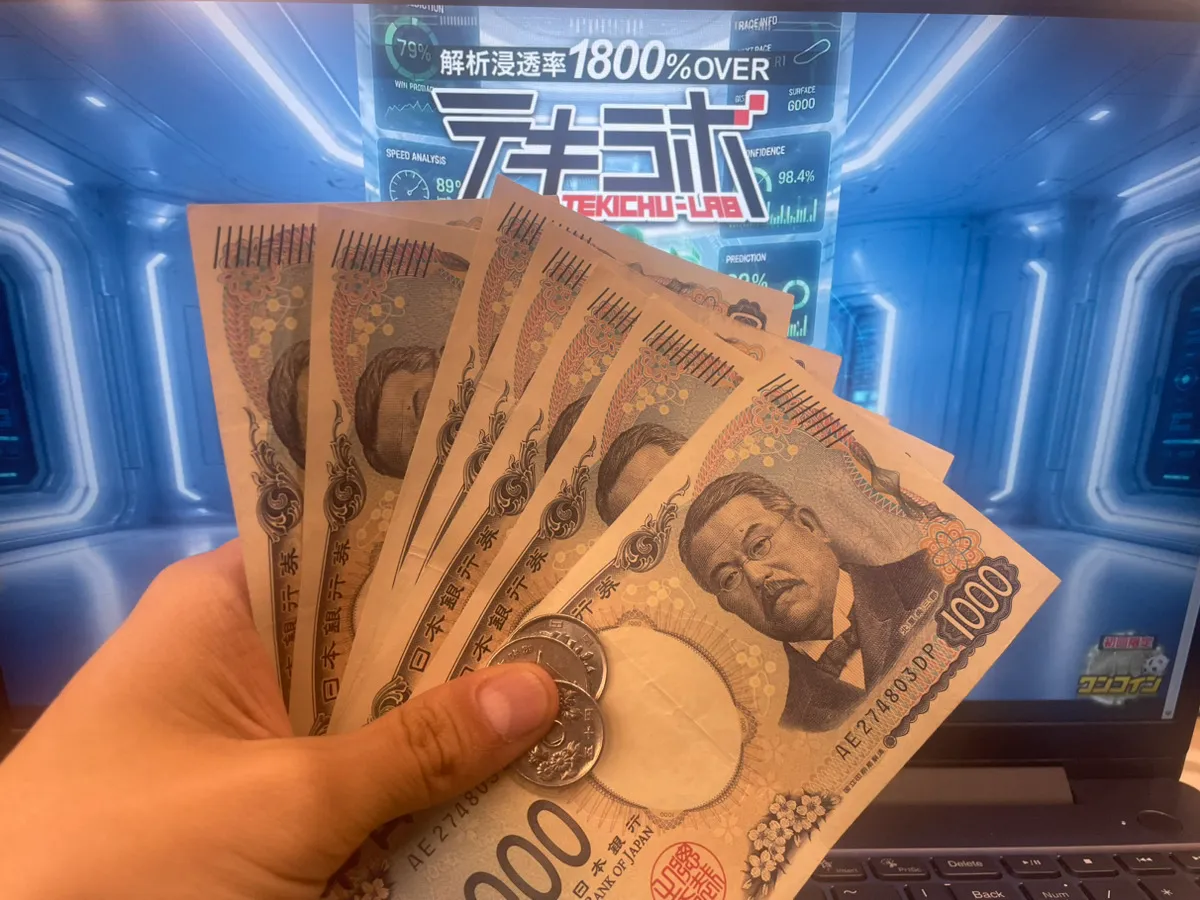 テキラボの画面の前で、無料予想の的中金額である7,250円の払戻金を持っている手元の様子